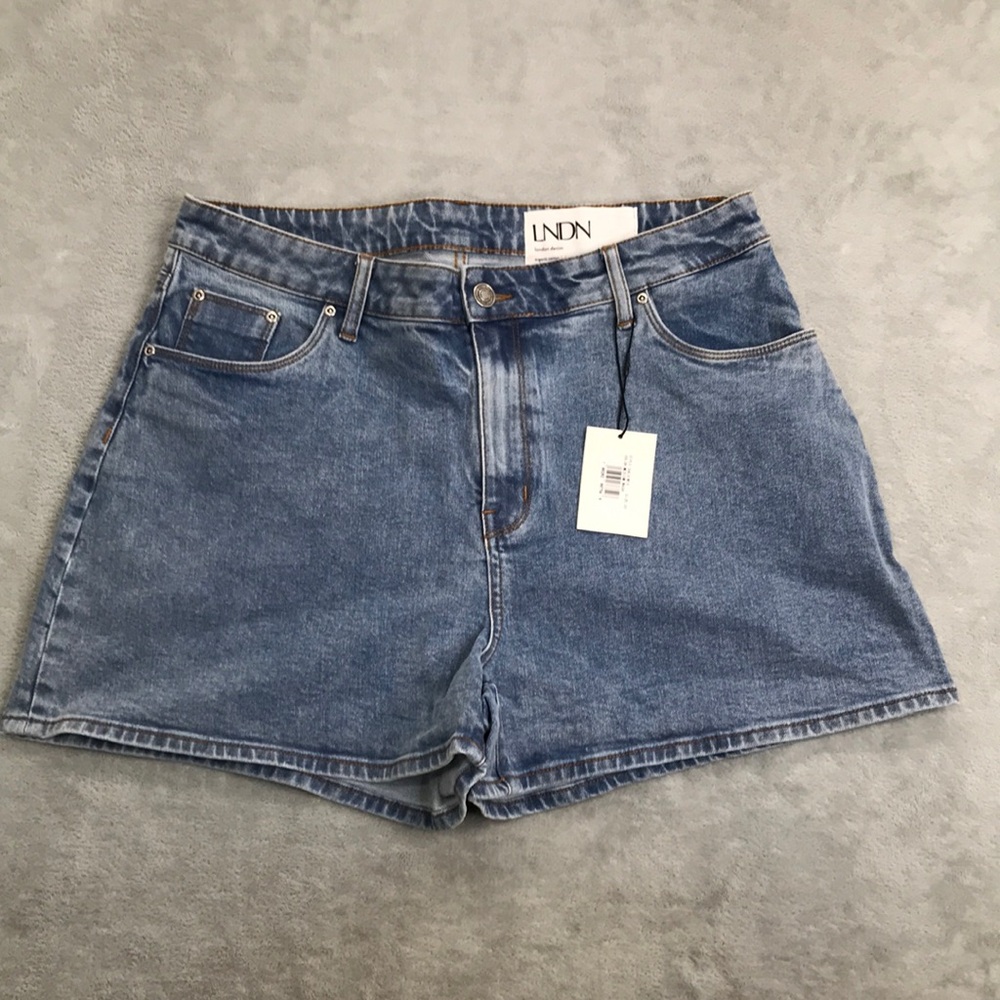 LNDN Women's Medium Wash Short Shorts Size 32 New